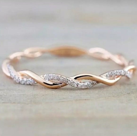 everrealli Jewelry - Rose Gold Delicate Twisted Eternity Band
